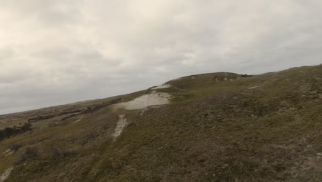 네덜란드 북부 홀랜드의 waddensea texel 섬에 있는 국립 공원의 잔디로 덮인 모래 언덕