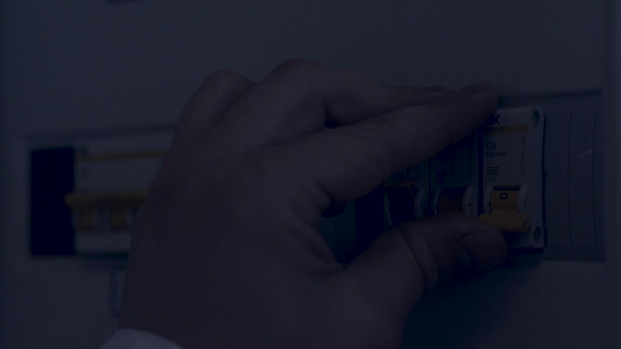 persona que trabaja en un panel eléctrico