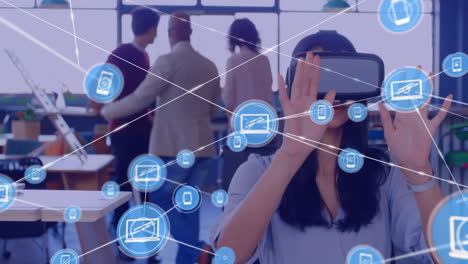 animación de la red de conexiones con iconos sobre diversas personas de negocios que usan auriculares vr