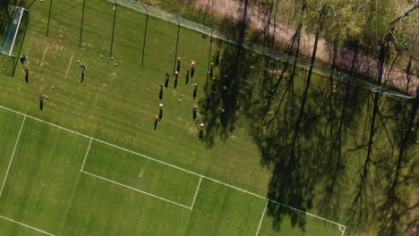 Elevación-Aérea-Giratoria-Sobre-Campos-De-Entrenamiento-De-Fútbol-Con-Jugadores-Activos