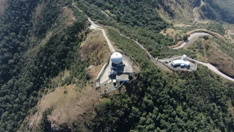 Vista-Aérea-De-Torres-De-Antena-Masivas-En-Las-Montañas-Lion-Rock,-Hong-Kong