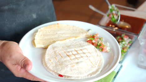 salsa a una quesadilla en restaurante