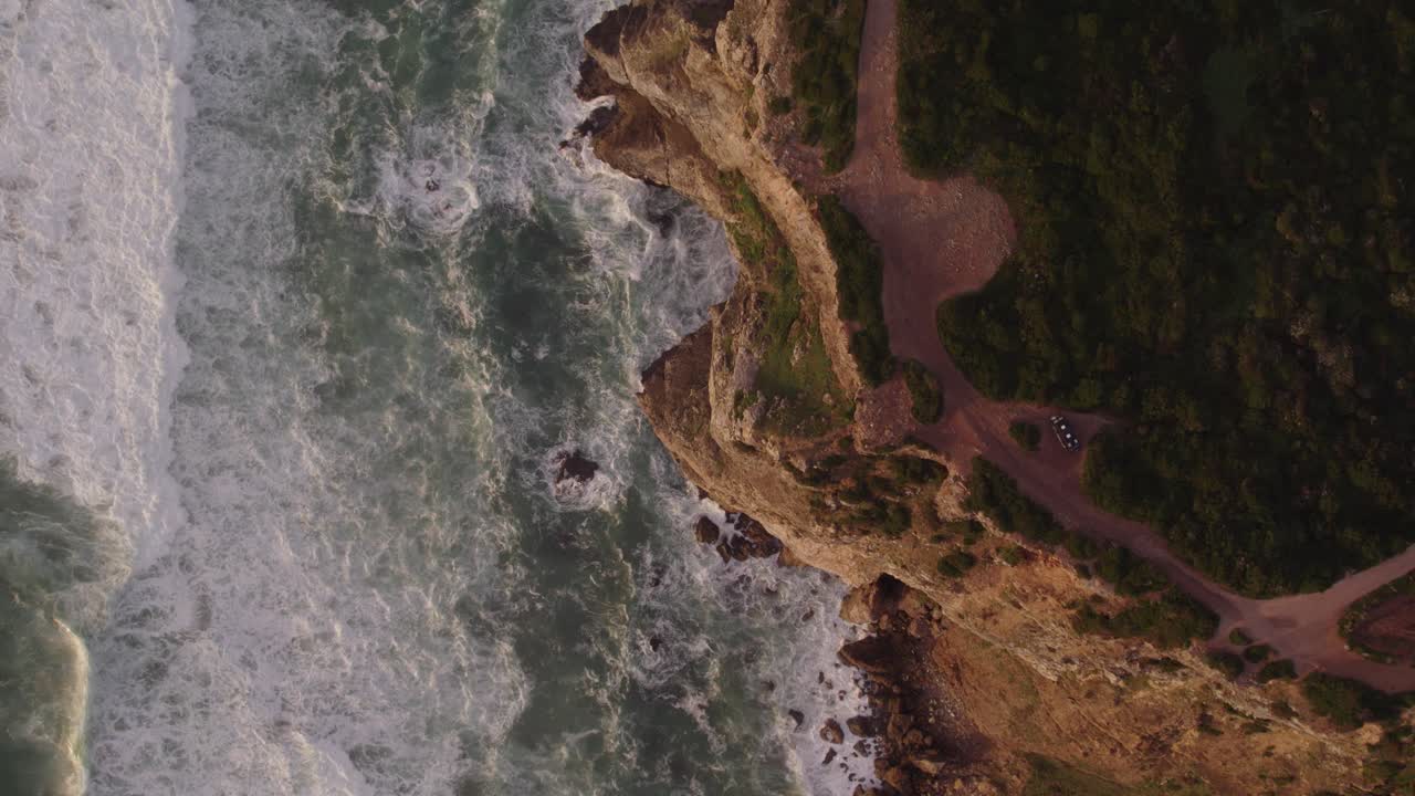vista desde arriba del alto acantilado de cabo da roca, portugal, durante la puesta de sol, desde el aire