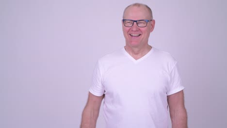 fotografía de estudio de un hombre de edad avanzada y guapo