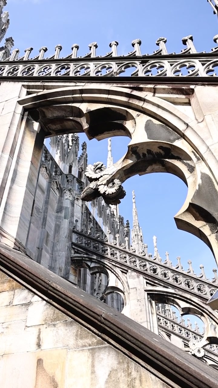 Dettagli di Architettura Gotica sul Tetto del Duomo di Milano