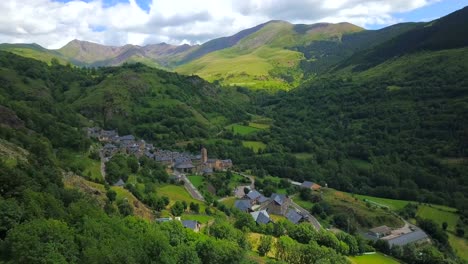 Vista-Aérea-Del-Pueblo-De-Durro-Enclavado-En-El-Valle-De-Boi-En-Los-Pirineos