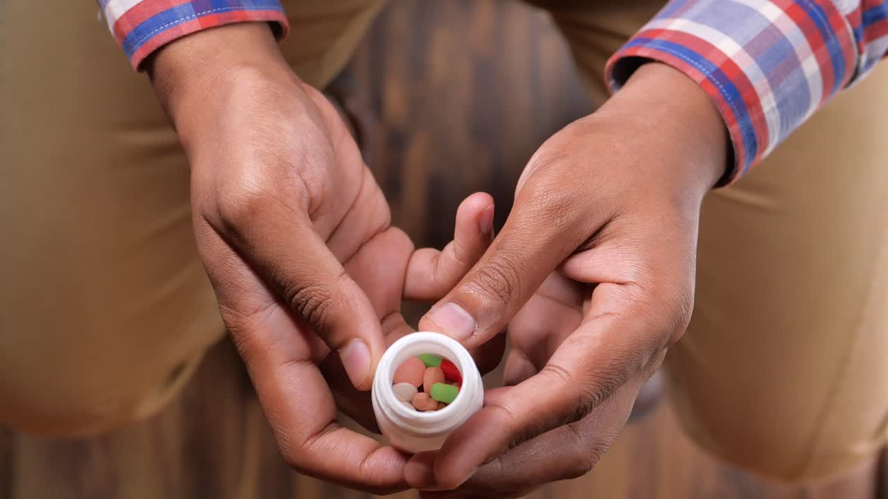 persona que sostiene un frasco de medicamento