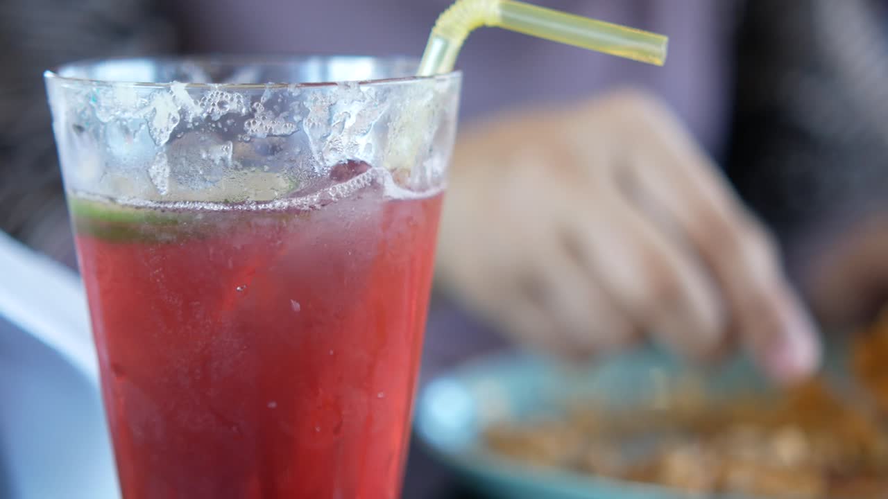 bebida roja en un restaurante