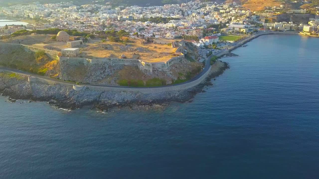 그리스 크레타 섬의 지중해 상공 포르테자 레팀노에서 무인 항공기를 날리고 있습니다.