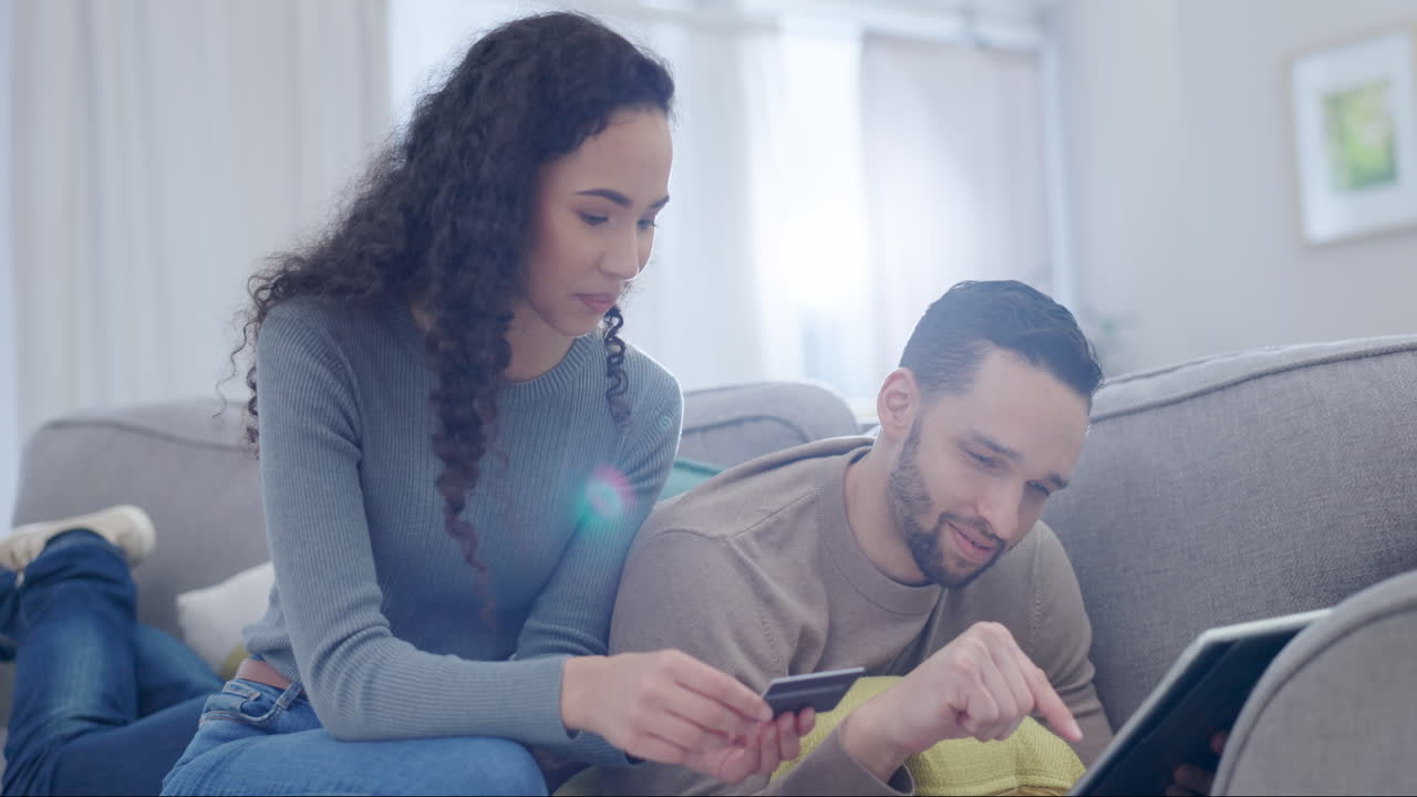 casa, tableta y pareja con una tarjeta de crédito