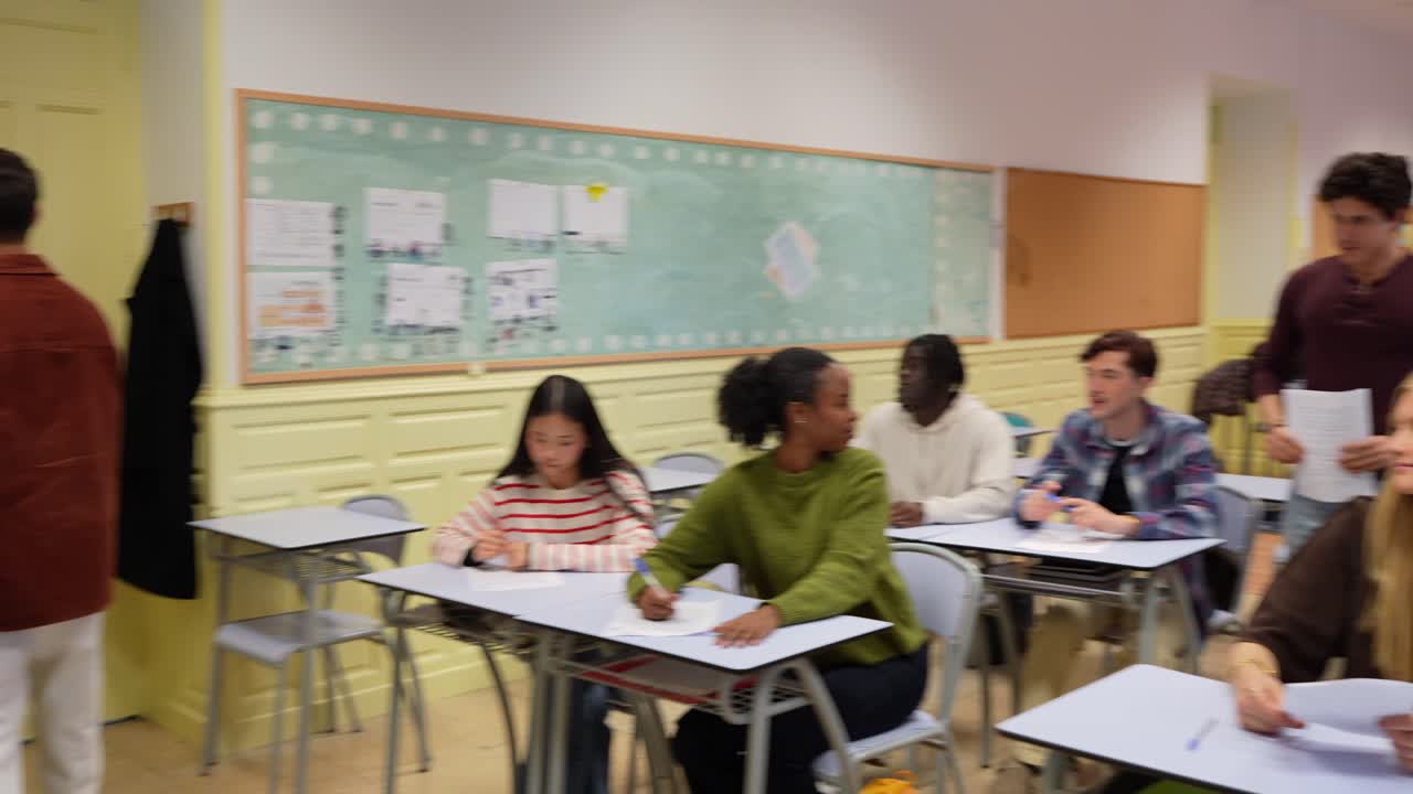 Diversi studenti consegnano i compiti all'insegnante in un'aula