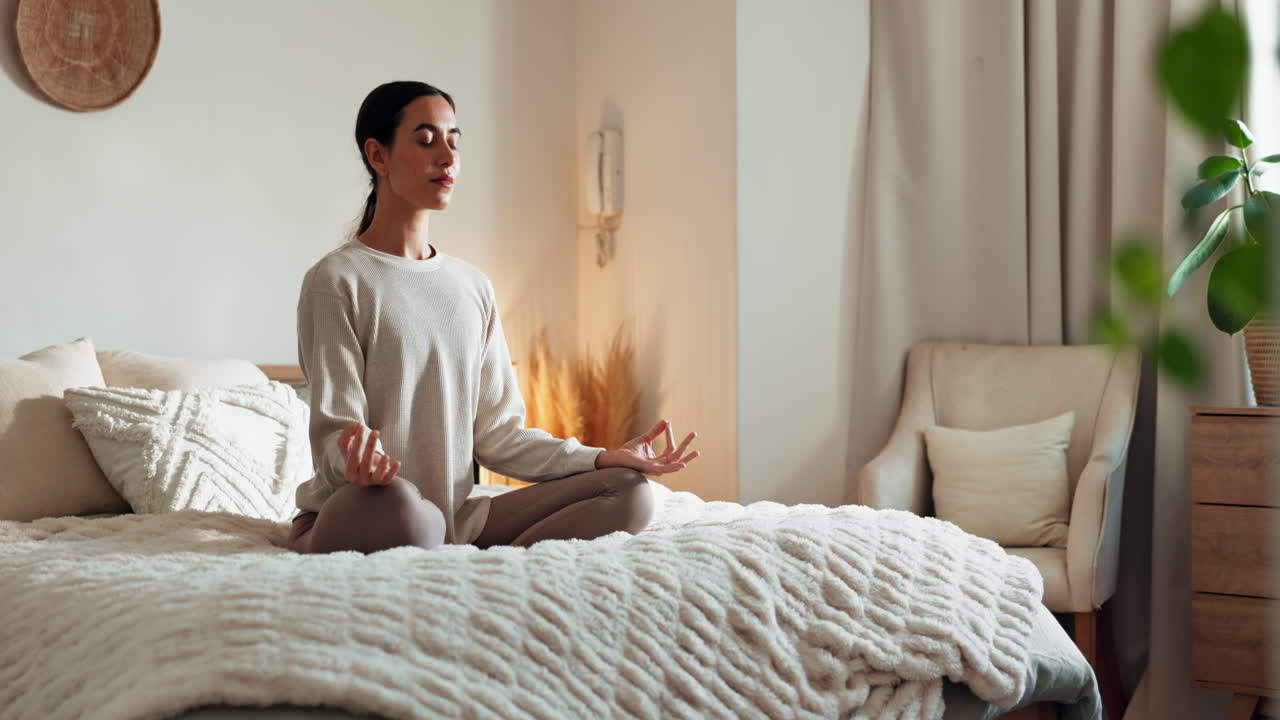 mujer meditando en un dormitorio