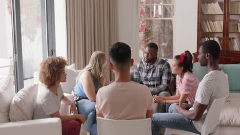 amigos diversos hablando en terapia de grupo, cámara lenta