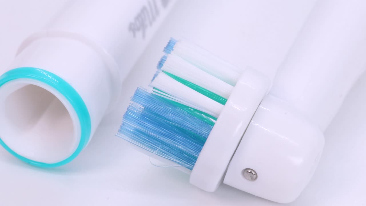 movimiento giratorio de cabezales de cepillos de dientes eléctricos usados, vista de cerca en 4k, toma macro