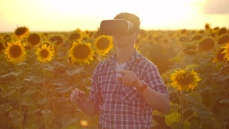 Un-Agricultor-Moderno-Y-Progresista-En-Un-Campo-Con-Girasoles-Utiliza-Tecnología-Vr.-Simulando-La-Interfaz-De-Usuario-De-La-Aplicación.-Controlar-El-Sistema-De-Riego-Con-Drones.-Inspeccionar-El-Campo-Utilizando-Drones.