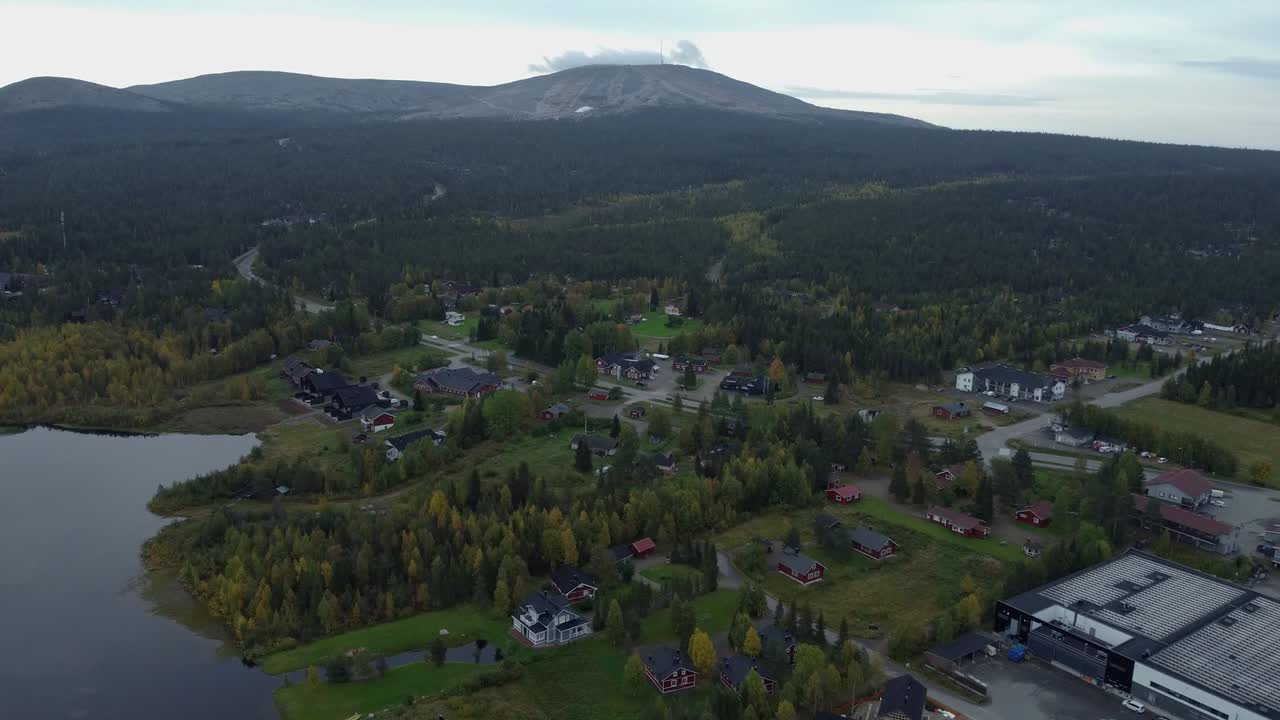 아이슬란드 의 숲 근처 의 도시 와 호수 의 드론 사진