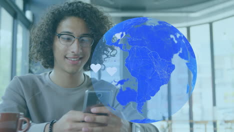 animación del globo y los corazones sobre un hombre biracial sonriente usando un teléfono inteligente