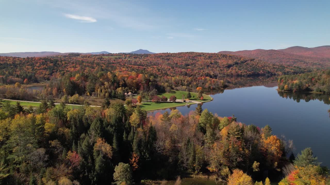 antena de nueva inglaterra sobre el lago con hojas de otoño en vermont