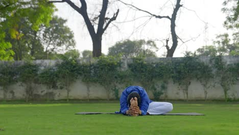 Hombre-Indio-Haciendo-Pose-De-Yoga-De-Cabeza-A-Rodilla.