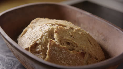 hornear - destapar pan de masa fermentada recién salido del horno, cerrar a cámara lenta