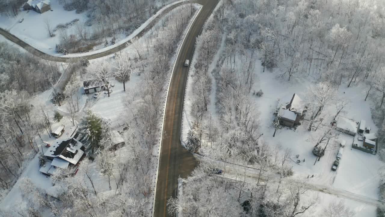 서리가 내린 하얀 숲과 들판으로 둘러싸인 장엄한 도로를 여행하는 자동차