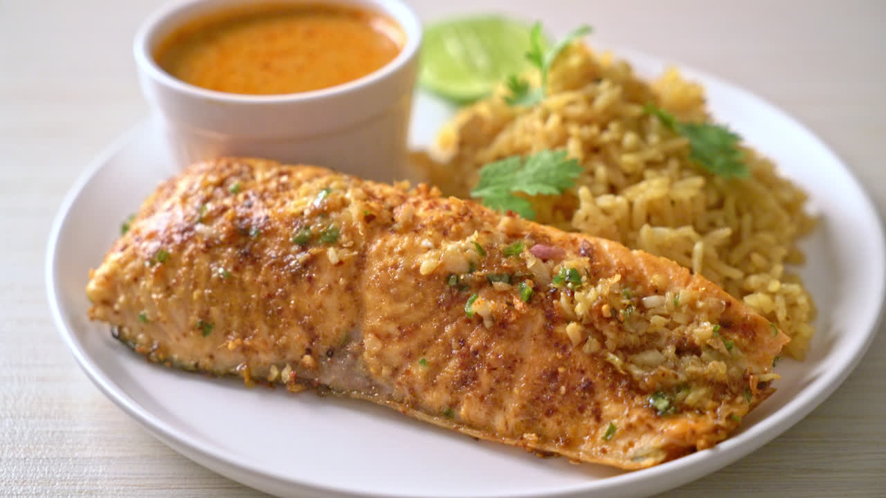 tandoori de salmón a la sartén con arroz masala - estilo de comida musulmana