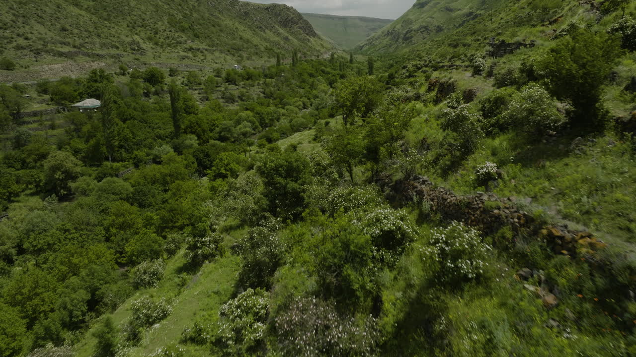 antiguas terrazas agrícolas construidas por georgianos en una montaña durante la antigüedad en la región de meskheti en georgia