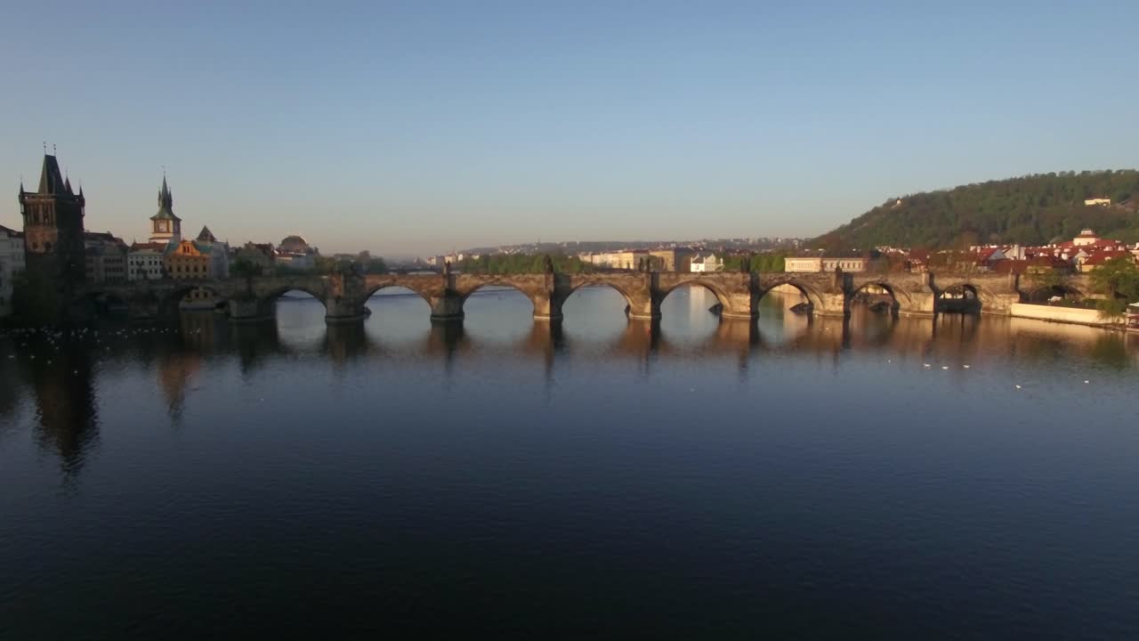 vista aérea del río vltava en praga, república checa