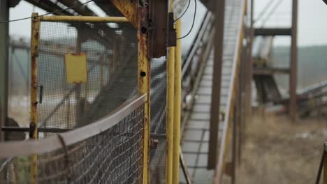 estructuras metálicas abandonadas con óxido. concepto de zona industrial antigua