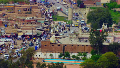 peshawar, pakistán, paso de montaña que conecta la frontera entre pakistán y afganistán, toma aérea de la carretera, que muestra la mezquita y la carretera principal sobre las casas