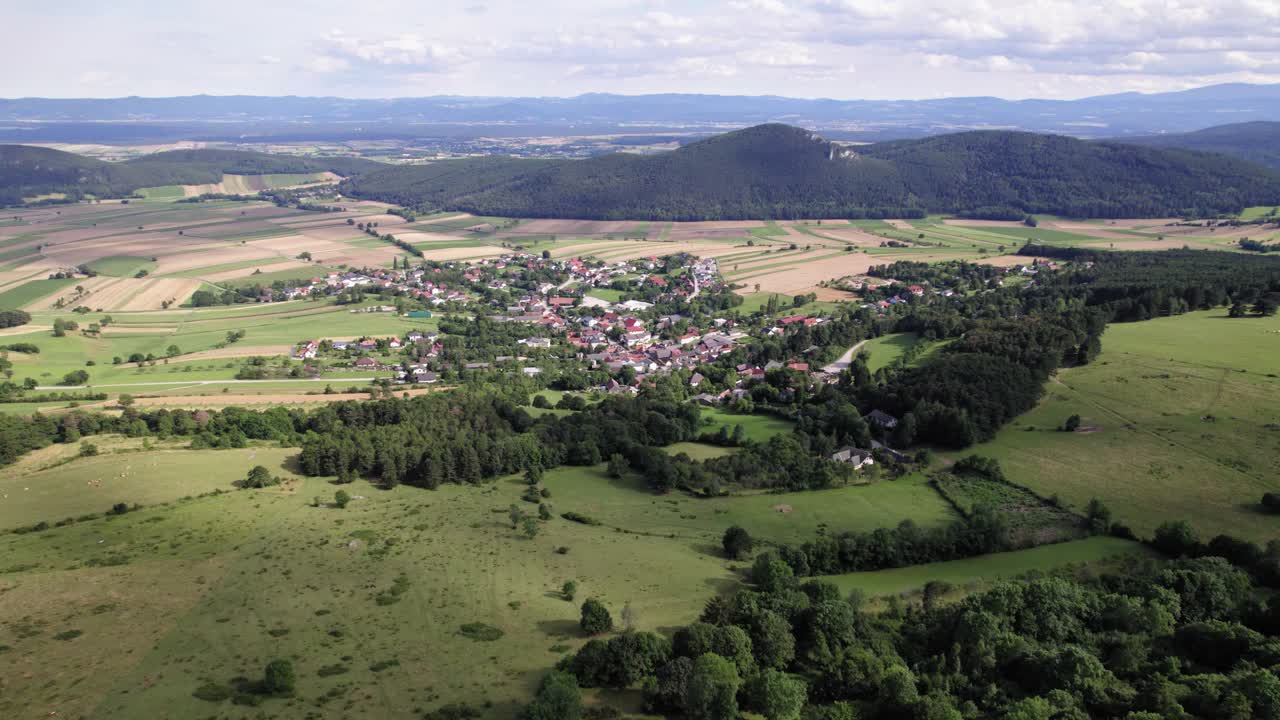 pequeña ciudad rural durante un día soleado visto desde arriba, zoom en revelar