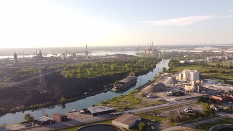 Río-Por-Una-Planta-De-Tratamiento-De-Agua-En-La-Isla-Zug,-Detroit,-Michigan---Toma-Aérea