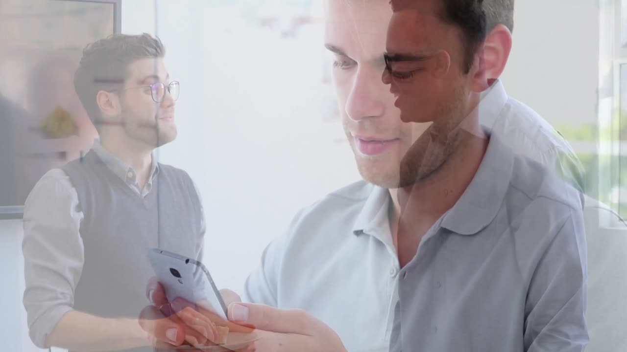 animación de un hombre caucásico usando un teléfono inteligente sobre diversas personas de negocios en la oficina.