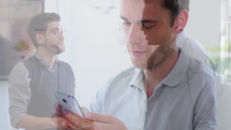 animación de un hombre caucásico usando un teléfono inteligente sobre diversas personas de negocios en la oficina.