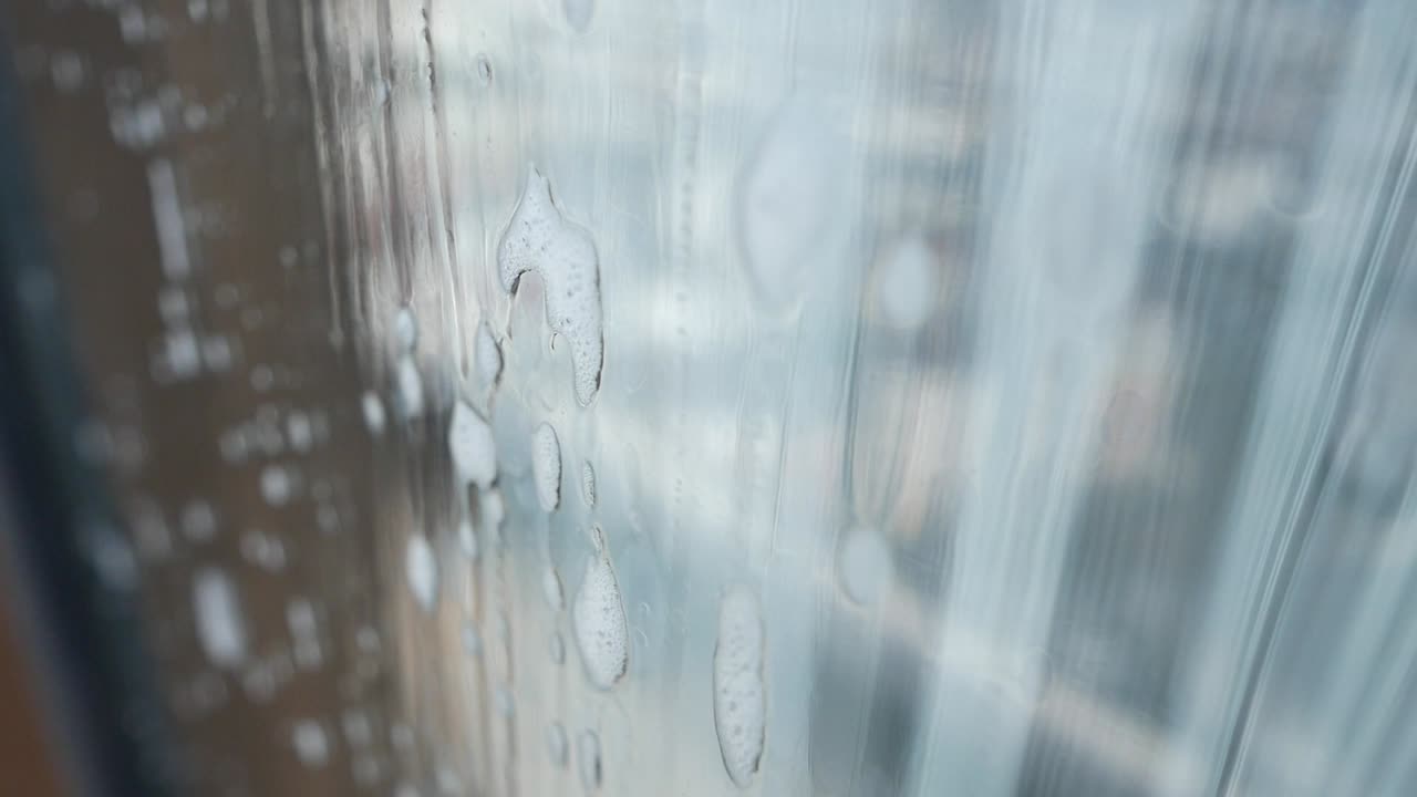 비누와 물로 창문을 청소하는 것