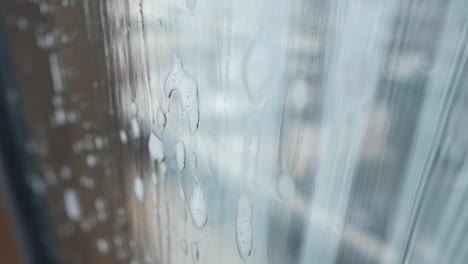 limpiar una ventana con jabón y agua