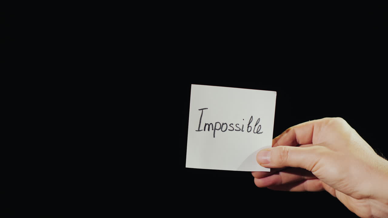 비문이 불가능한 불타는 종이를 손에 들고 있다