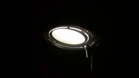 hombres encendiendo la lámpara en cámara lenta