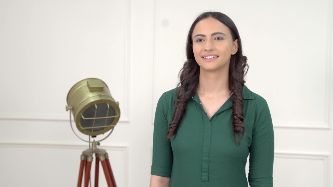 mujer india feliz escuchando a alguien