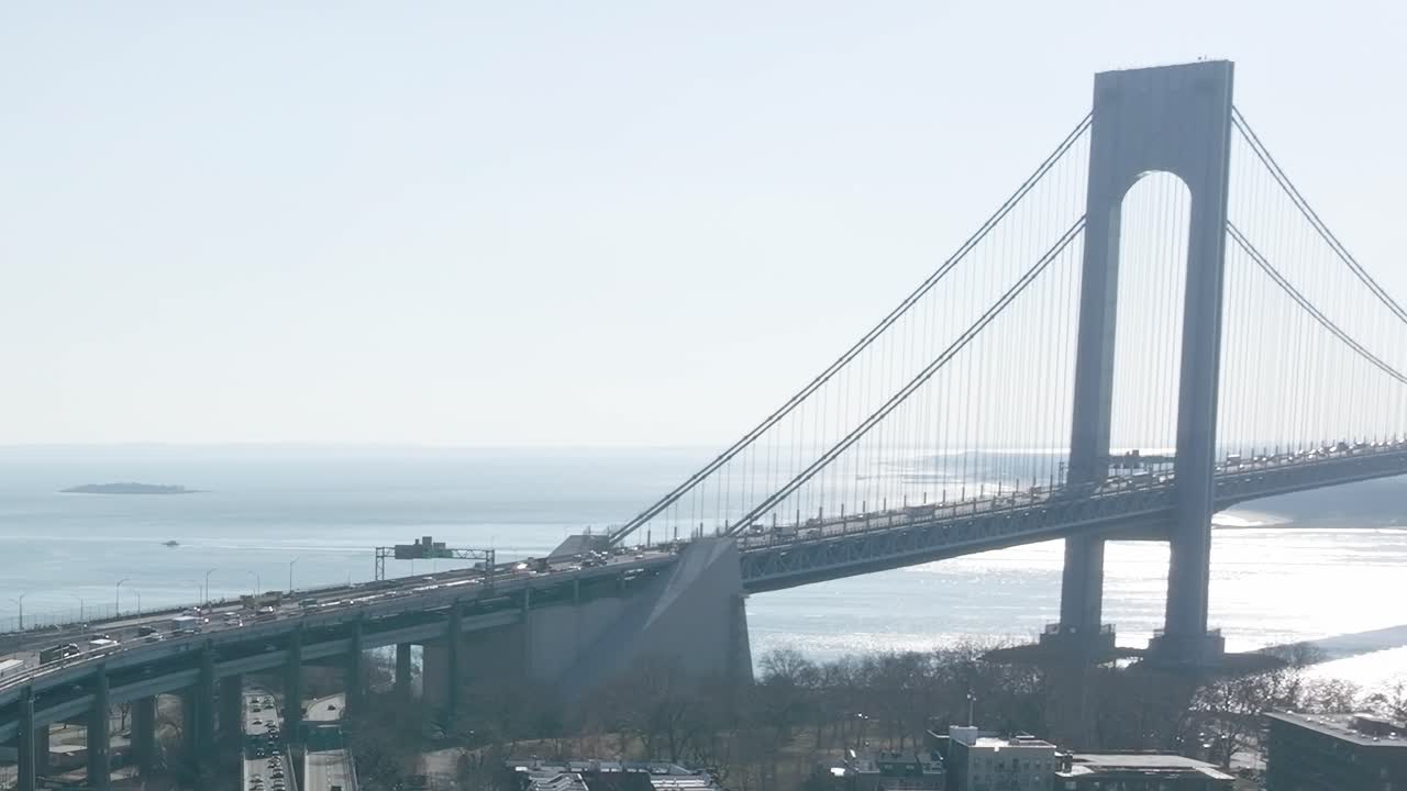 Vista del ponte di Verrazzano Narrows a New York in una giornata limpida