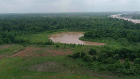 Luftaufnahme-Von-Autos-Auf-Der-59-South-Als-Pass-über-Den-Brazos-River-In-Sugarland,-Texas