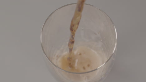 vista de ángulo alto del vaso lleno de cola en cámara lenta