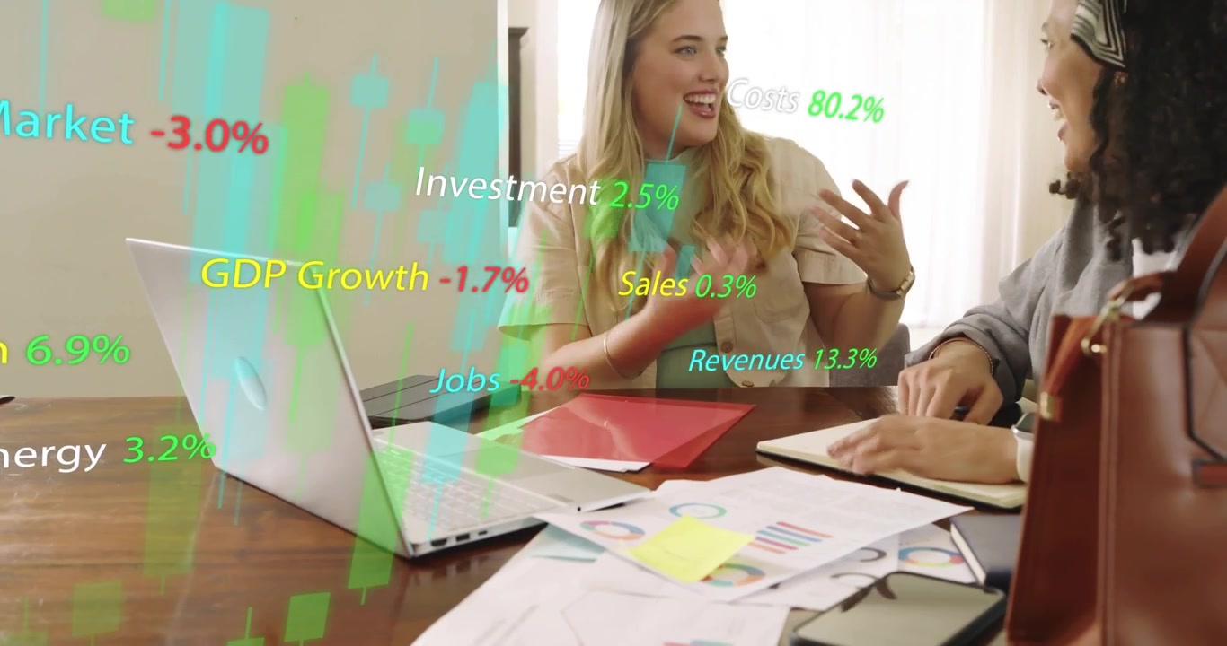 Žena gestikuluje směrem k notebooku, animuje finanční vizualizace, partner kontroluje grafy pro analýzu.