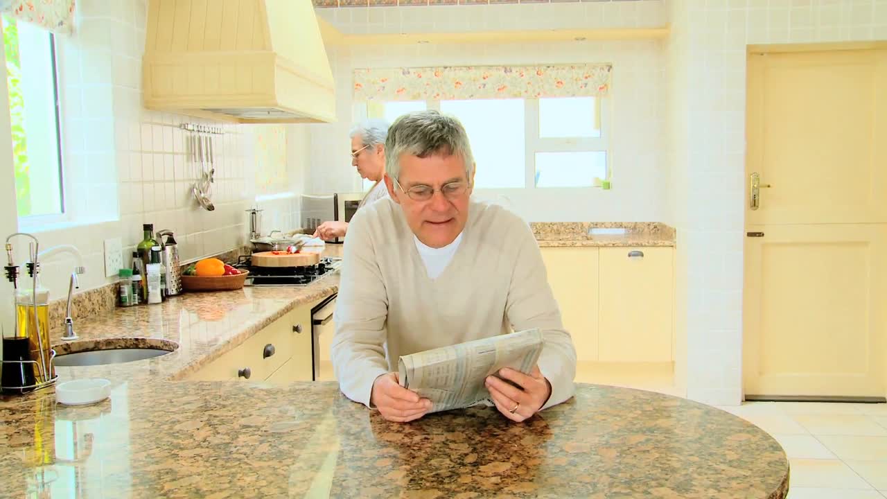 hombre leyendo un periódico