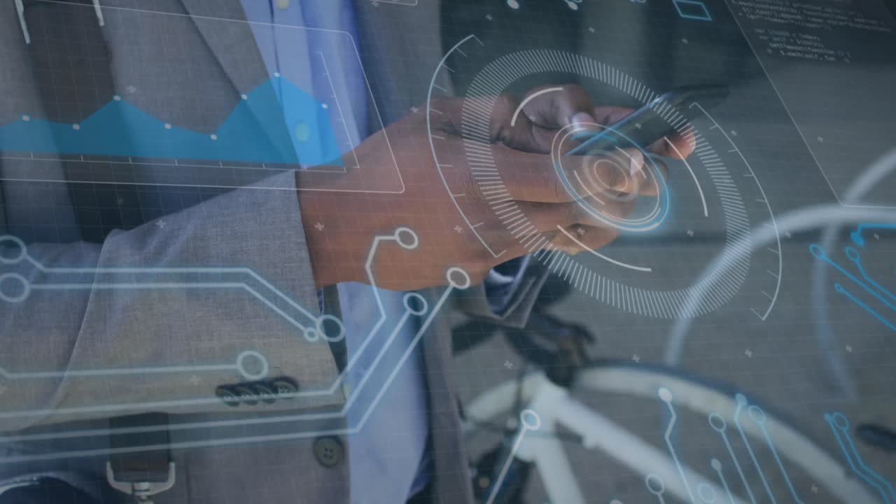 animación de escaneo de alcance y placa de circuito de computadora sobre un hombre de negocios que usa un teléfono inteligente