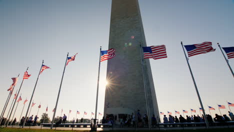 visitantes en el monumento a washington