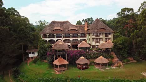 Vista-Panorámica-Del-Complejo-Birdnest-En-Kabale,-Lago-Bunyonyi,-Uganda---Retroceso-Aéreo