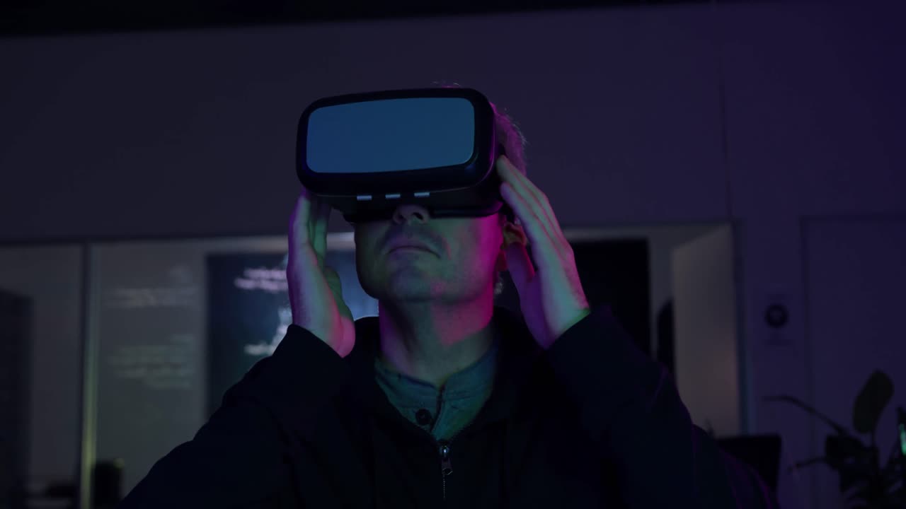 uomo caucasico che indossa le cuffie vr nell'ufficio creativo