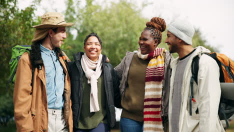 Glücklich,-Gesicht-Und-Freunde-In-Der-Natur-Zum-Campen