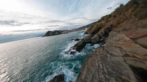 una pintoresca costa rocosa con olas que chocan contra la costa al atardecer, vista aérea
